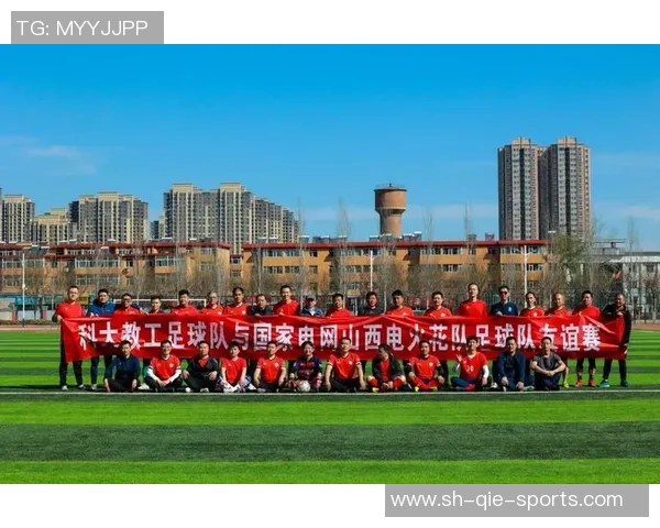 足球明星齐聚一堂合影留念展现团结与友谊的精彩瞬间
